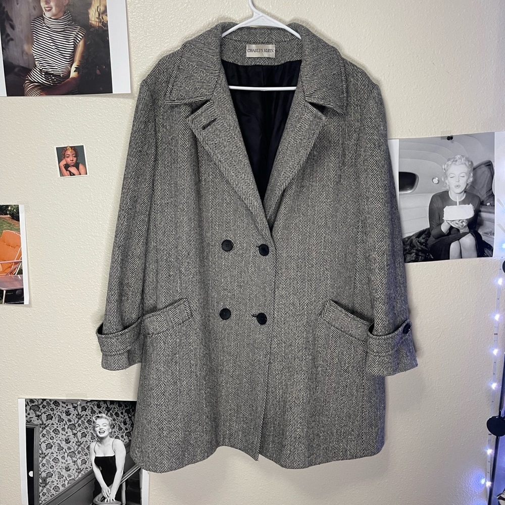 Black and white blazer with pockets. Unsized.